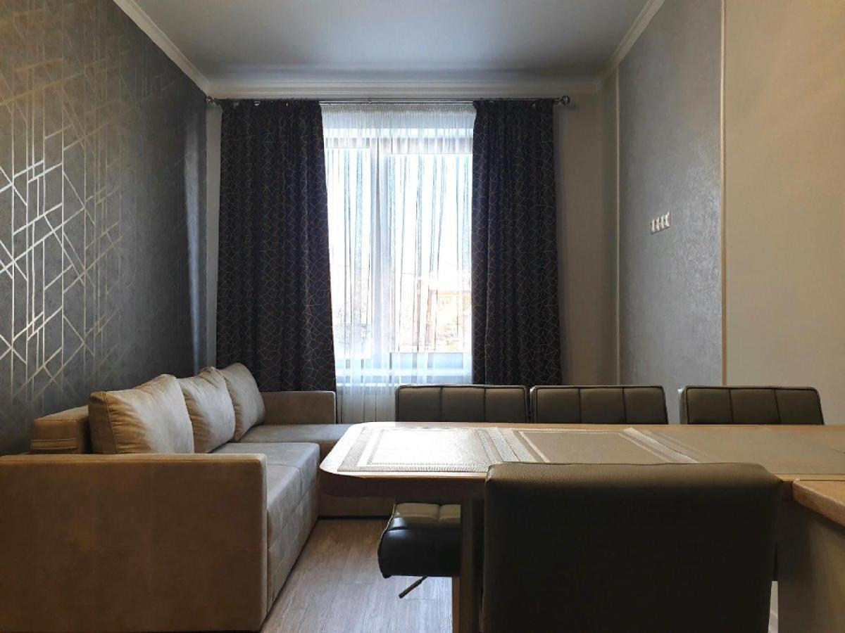 Apartment Sweethome 1 Free Parking Ужгород Екстериор снимка